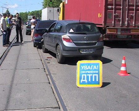 В Харькове столкнулись 3 легковушки. Фото с сайта МГ «Объектив».