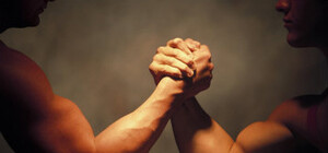 Соревнования по армрестлингу переросли в кровавую бойню