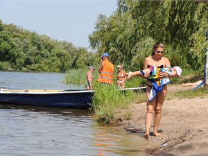 В СЭС жалуются, что люди не реагируют на уговоры и все равно лезут в воду. Фото: Кузьма Вадимов.