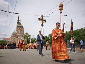Верующие прошли крестным ходом от Благовещенского собора к Свято-Покровскому монастырю. фото: сайт Харьковского горсовета.