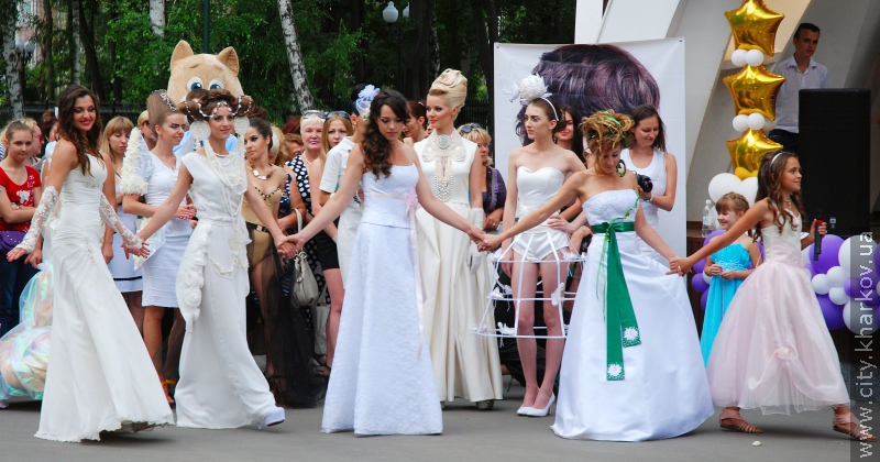 В парке Горького прошел Парад невест. Фото с сайта Харьковского горсовета. 