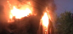 На Харьковщине из-за попадания молний загорелись сразу два здания