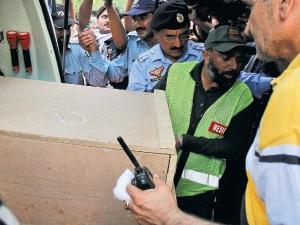 Тела расстрелянных туристов увозят из лагеря в Исламабад. Фото: Рейтер.