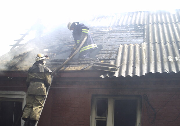 По предварительным данным причиной пожара стало короткое замыкание электрической сети. Фото с сайта ГУ ГСЧС Украины в Харьковской области.