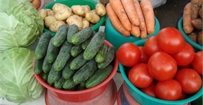 Шесть процентов горожан признались, что никогда не покупают фрукты и овощи. Фото из архива "КП".
