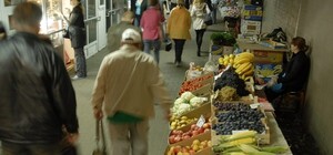 Стихийная торговля у метро: метрополитеновцы гоняют, милиция приезжает через раз