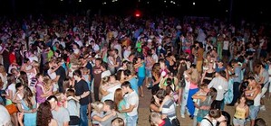 В Донецке целовались тысячи пар