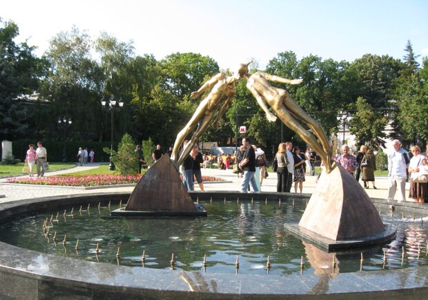 В Харькове ремонтируют Памятник влюбленным. Фото из архива КП.