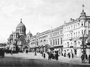 Нумерация на главной улице города изначально была другой, поменяли порядок цифр в XIX века.