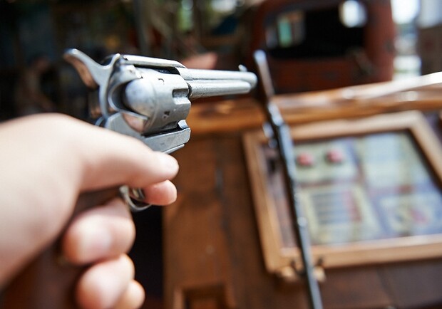 Стрелять посетителям предстоит из лазерного оружия. Фото с сайта Харьковского горсовета.