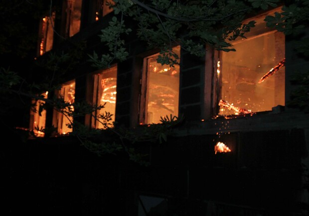 Здание загорелось ночью. Фото с сайта: mns.gov.ua.