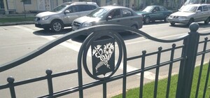 На проспекте Ленина устанавливают новое ограждение на разделительной полосе