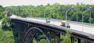 Водолазы до сих пор ищут тело парня, прыгнувшего с Арочного моста