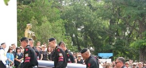 Феодосия прощается с мэром – люди несут цветы и называют должность проклятой