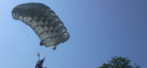 В Севастополе День ВДВ отмечают прыжками с парашютом и пловом