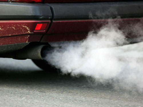 Из-за выхлопного газа дышать в городе становится тяжелее. Фото: autozam.ru.