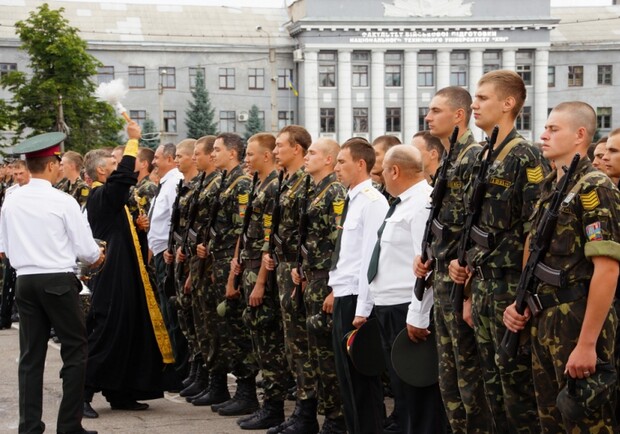 Молодые люди теперь офицеры. Фото: сайт Харьковского городского совета. 