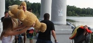 В Донецке молодежь колошматила друг друга подушками