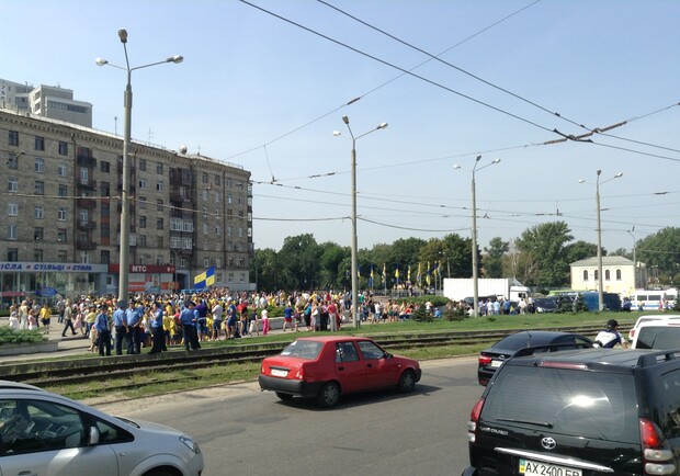 Харьковчане вышли на площадь. Фото: vgorode.ua