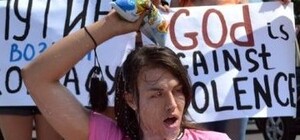 В Одессе мужик в трусах валялся на дороге, обливался молоком и призывал легализовать проституцию