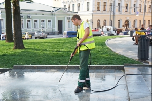 Десять дней на генеральную уборку площади - не много ли? Фото: Харьковский городской совет. 