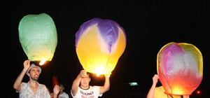 Луганчане устроили сказочный вечер, запустив в небо фонарики