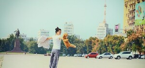 Харьковчанка гуляла по городу в пижаме и с подушкой