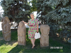 Татьяна Крупа считает, что скульптуры надо узащитить от вандалов. Фото: соцсети. 