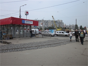 Автомобилисты жалуются на неудобства в районе Героев Труда. Фото: Юрий ЗИНЕНКО. 