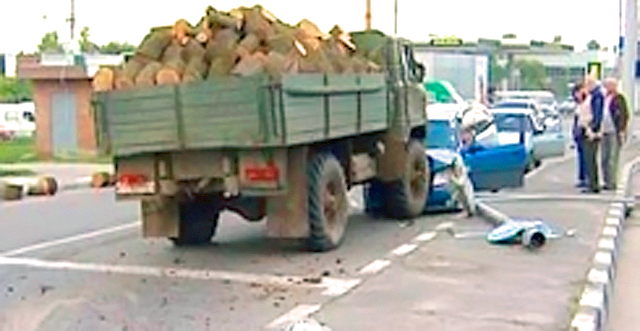 Водитель грузовика испугался не меньше других водителей. Фото: objectiv.tv.