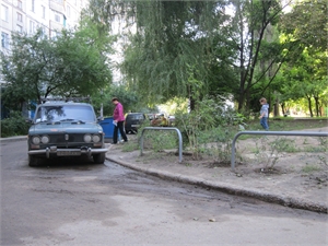 На Алексеевке нарушителей пытаются ограничить вот такими оградками. Фото: Юрий Зиненко. 