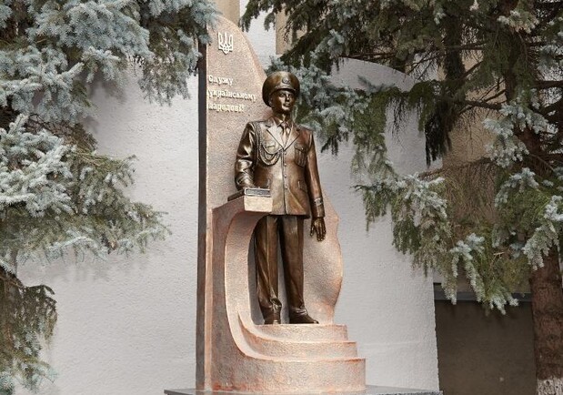 В Харькове сегодня торжественно открыли памятник «Выпускник университета».  Фото: пресс-служба ХОГА