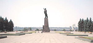 Губернатор потребовал привести в порядок площадь Ленина