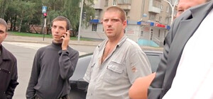 Милицейский скандал на Луганщине: таксиста таскали по рынку на цепи