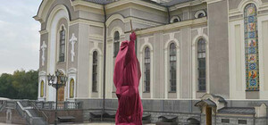 Памятник Андрею Первозванному ждет своего часа на постаменте