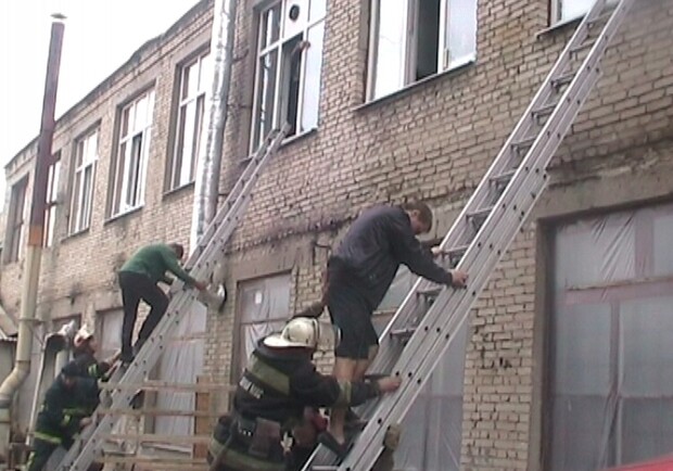 Внутри здания находились 40 человек. Фото: kharkiv.mns.gov.ua.