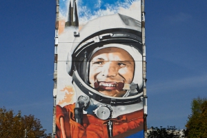 Красавец космонавт украшает стену дома. Фото: городской совет. 