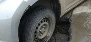 Машина пострадала из-за плохой дороги: кто виноват и что делать