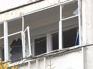 От взрыва пострадали стекла и балконные рамы квартиры. Фото: ГУ МВДУ в Харьковской области.