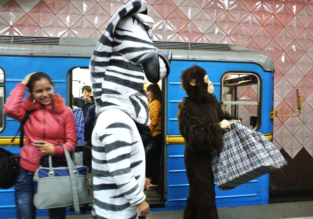 Новость - Досуг и еда - В харьковском метро зебра и горилла раздавали бананы