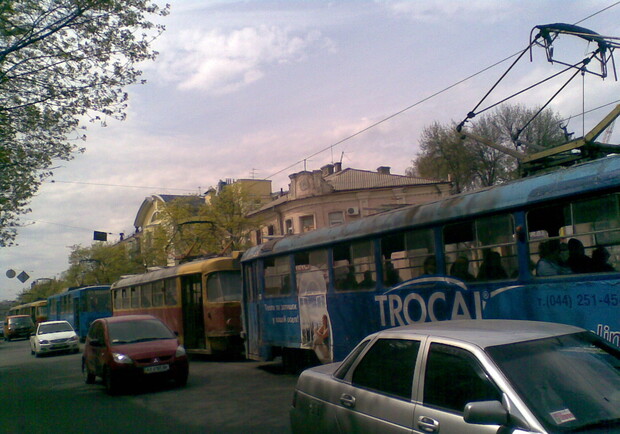 Немудрено, что в Харькове ежедневные перебои в движении трамваев  - они все отслужили свой срок. Фото автора.