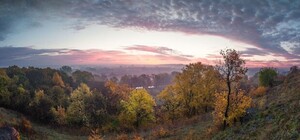 Осеннее золото Донбасса: скалы в тумане, яркий рассвет и октябрьский Святогорск
