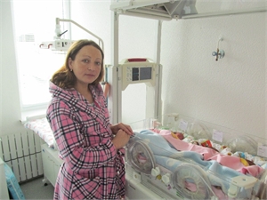 Юлия Юрасова сразу решила, что справится с тремя детьми и без помощи их папы. Фото и видео: Роман ШУПЕНКО.