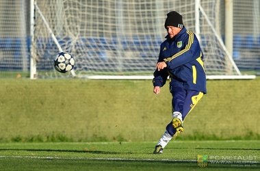 Тренеру уже 62, но в футбол он играет до сих пор. Фото: metallist.ua.