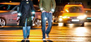 Пешеходу: как обезопасить себя и ребенка с помощью светоотражателей