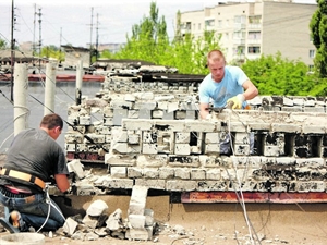 Коммунальники все время латают дыры в кровлях, но починить все никак не получается. Фото: сайт Харьковского городского совета. 