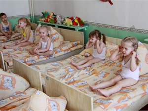 Особо занятые родительницы просто договариваются с воспитательницами, и те разбирают малышей по домам. Фото: архив «КП». 