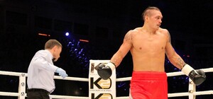 Александр Усик в пятом раунде отправил мексиканца в нокаут