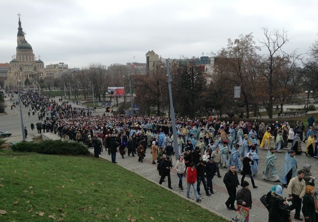 Крестный путь с мощами собрал много людей. Фото: vgorode.ua.
