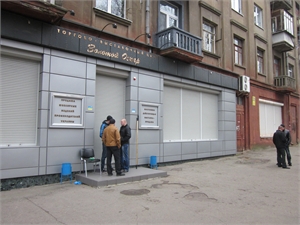Сегодня магазин так и не открылся. Фото: Юрий Зиненко.